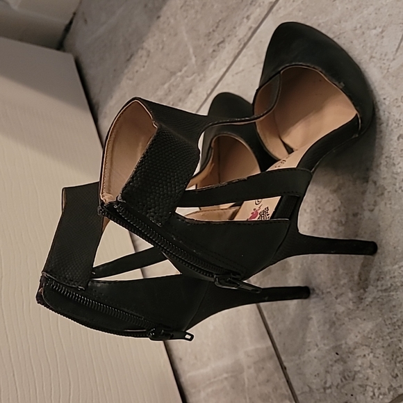 Heels - Picture 3 of 4